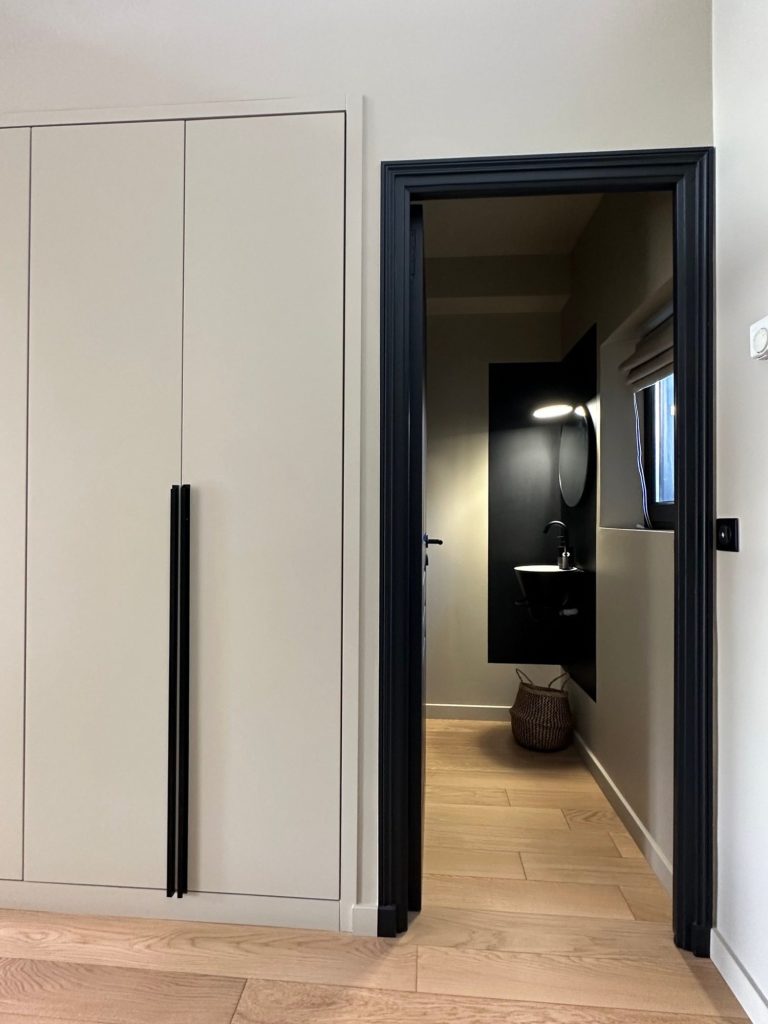couloir menant à une salle de bains moderne avec un meuble noir conception sur mesure morgane déco décoratrice d'intérieur à Saint Malo